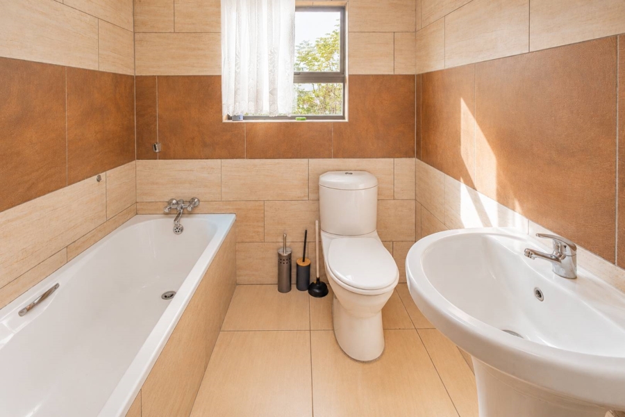 6 Bedroom Property for Sale in Birdwood Estate North West